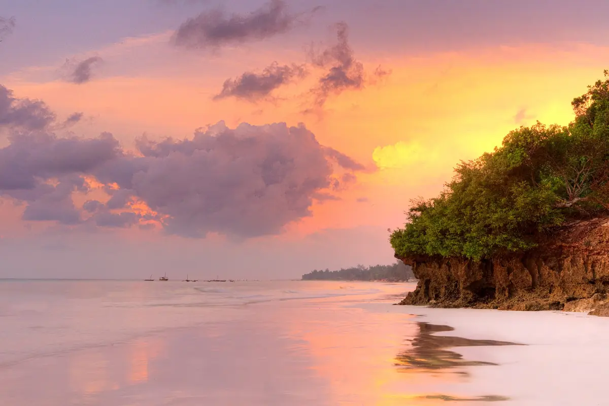 Sonnenaufgang über dem Wasser am Diani Beach