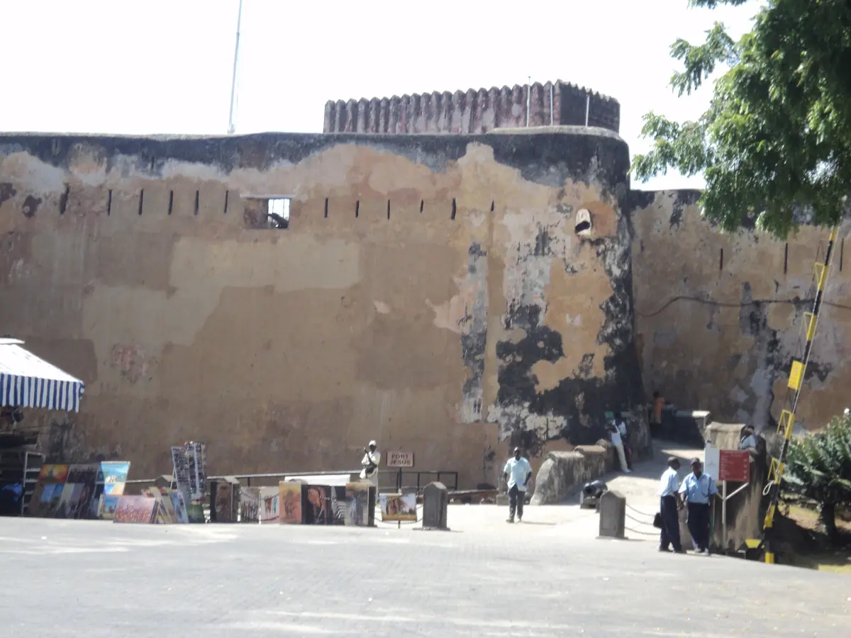 Fort Jesus von der Straße aus gesehen