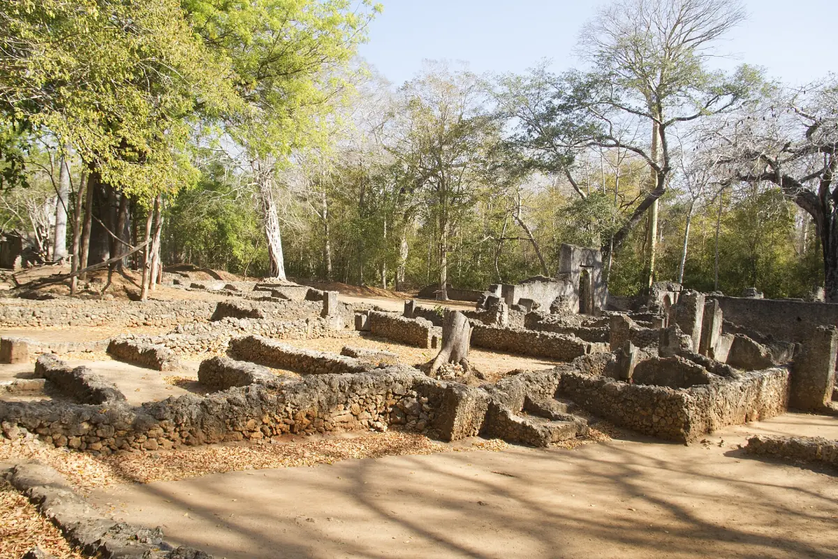 Mauern aus Korallenstein in den Ruinen von Gede