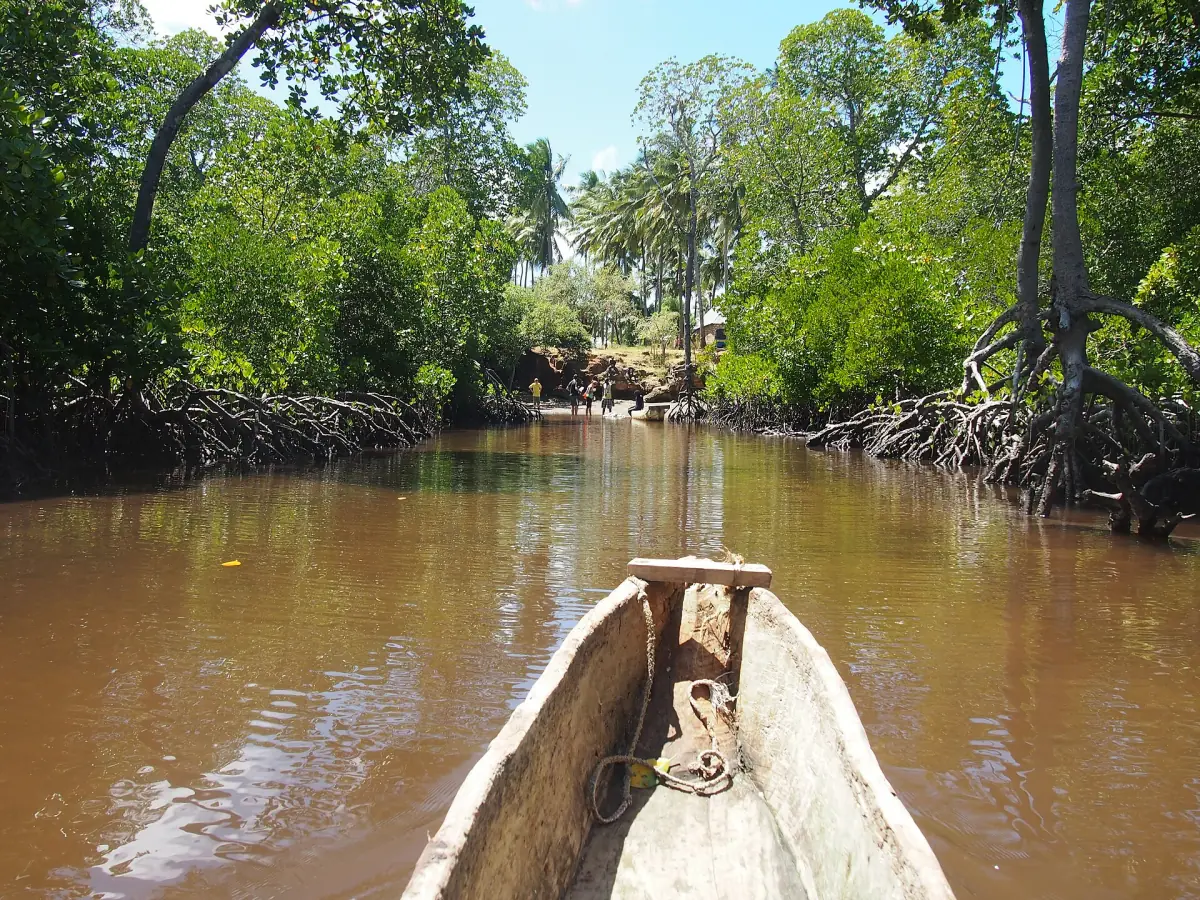 Ein Einbaum auf dem Mida Creek bei Watamu
