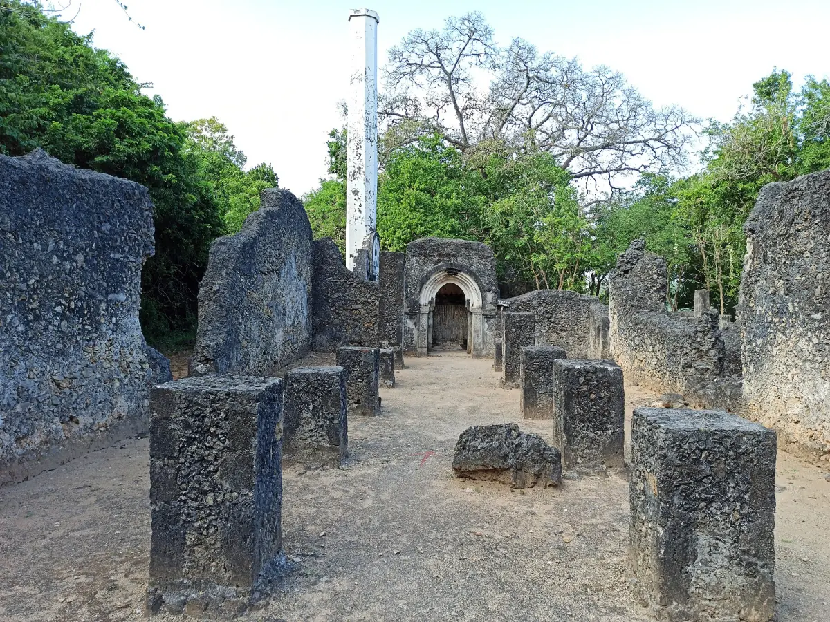 Die Hauptmoschee in den Ruinen von Mnarani