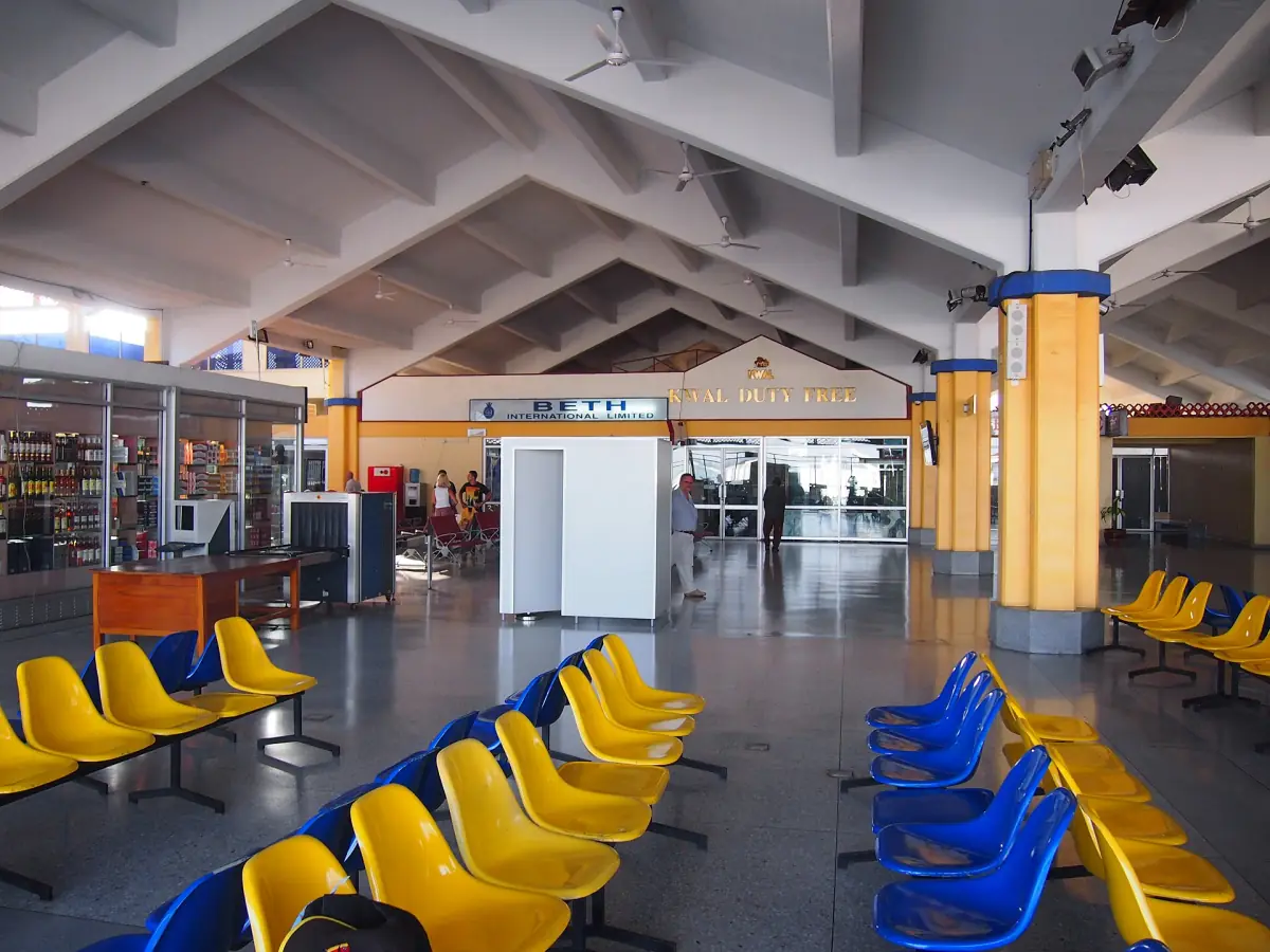 Sitze in einer Halle des Moi International Airport