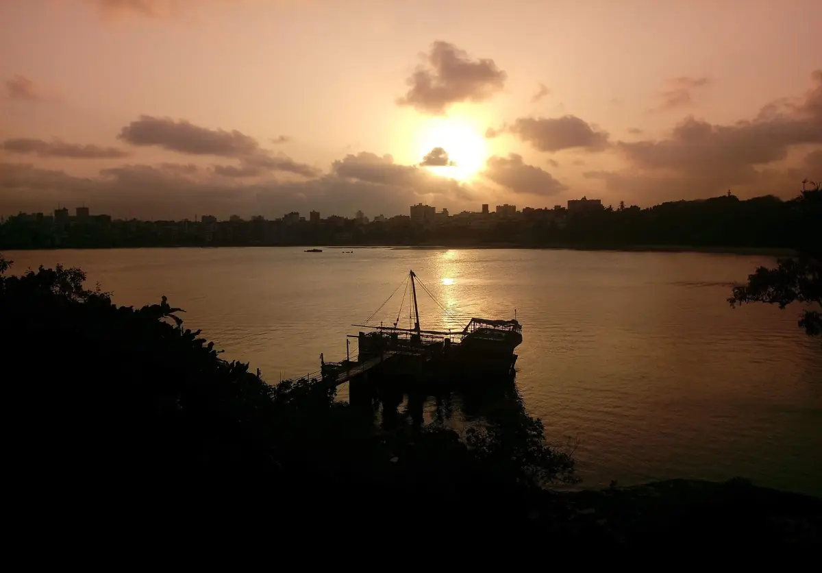 Eine Dau auf dem Wasser bei Sonnenuntergang in Mombasa