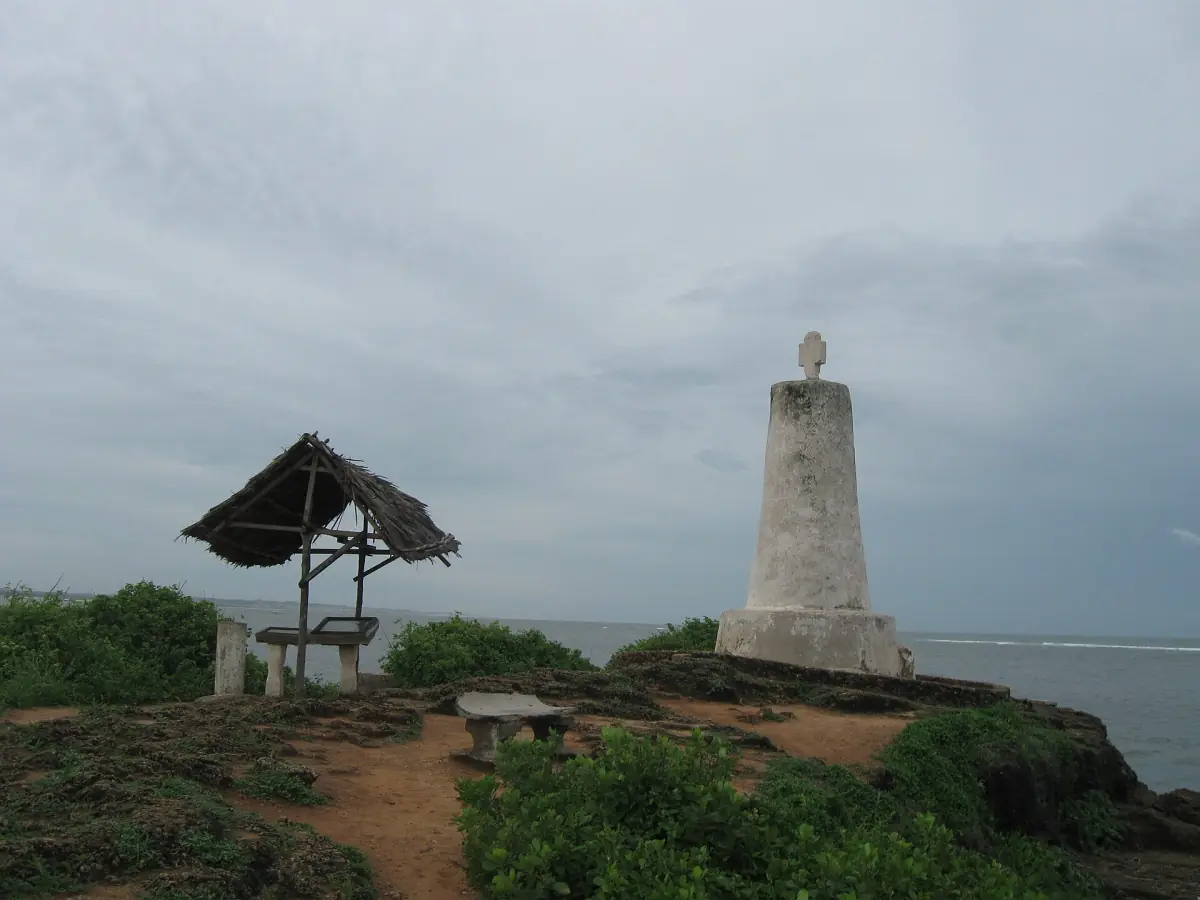 Die Vasco-da-Gama-Säule über dem Meer